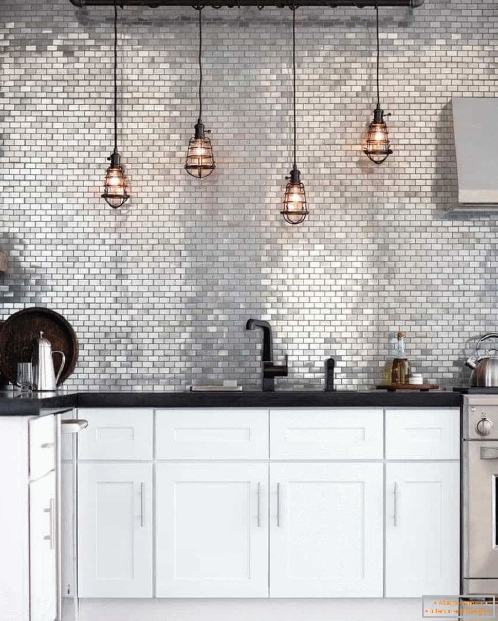 Cozinha em estilo grunge com um avental de cor prata e luzes retrô acima da área de trabalho