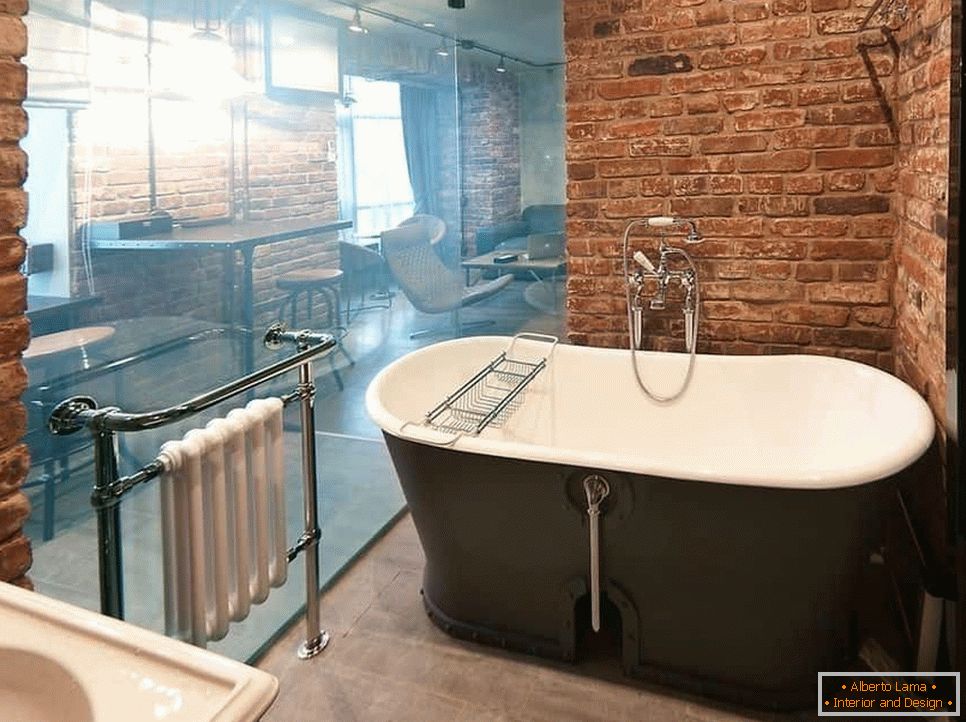 Luxuosa casa de banho com uma parede de vidro em estilo grunge