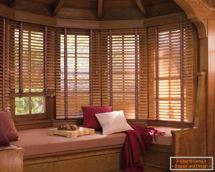 Cortinas de madeira nas janelas criam uma atmosfera de calor rural e aconchego.