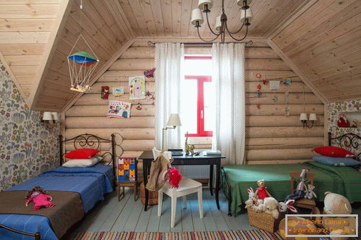 Quarto infantil em estilo country no sótão. O teto de madeira e a parede com uma grande janela complementam perfeitamente o estilo country.