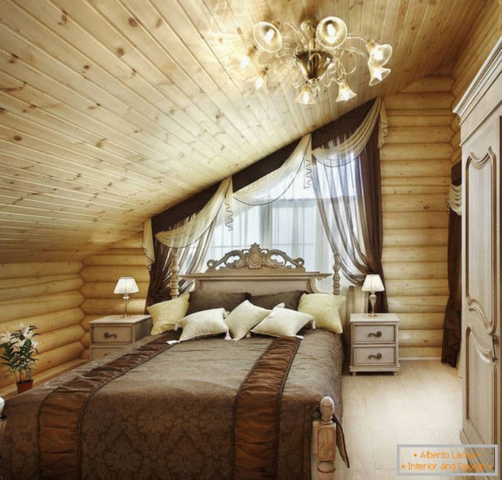 Uma solução incomum para um quarto em estilo campestre. Em uma cama regiamente macia, criada em motivos de um barroco, requintadamente olha no conceito rural geral de um interior.