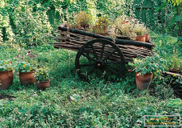 Decoração para o jardim em estilo country. Elementos encantadores tornarão a casa aconchegante e atraente.