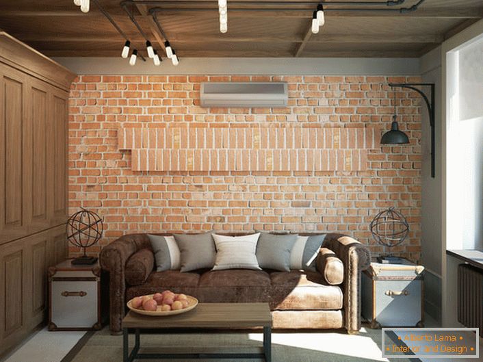 Uma parede de alvenaria é digna de nota. Iluminação também é compatível com o estilo loft.