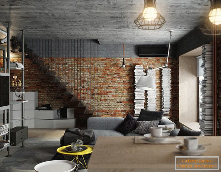 Acabamento áspero do teto, paredes de alvenaria, móveis de tubos de metal - cada elemento do interior é compatível com o estilo do loft.