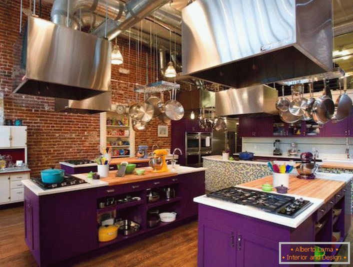 O conjunto da cozinha é roxo brilhante - uma solução incomum para o estilo loft.