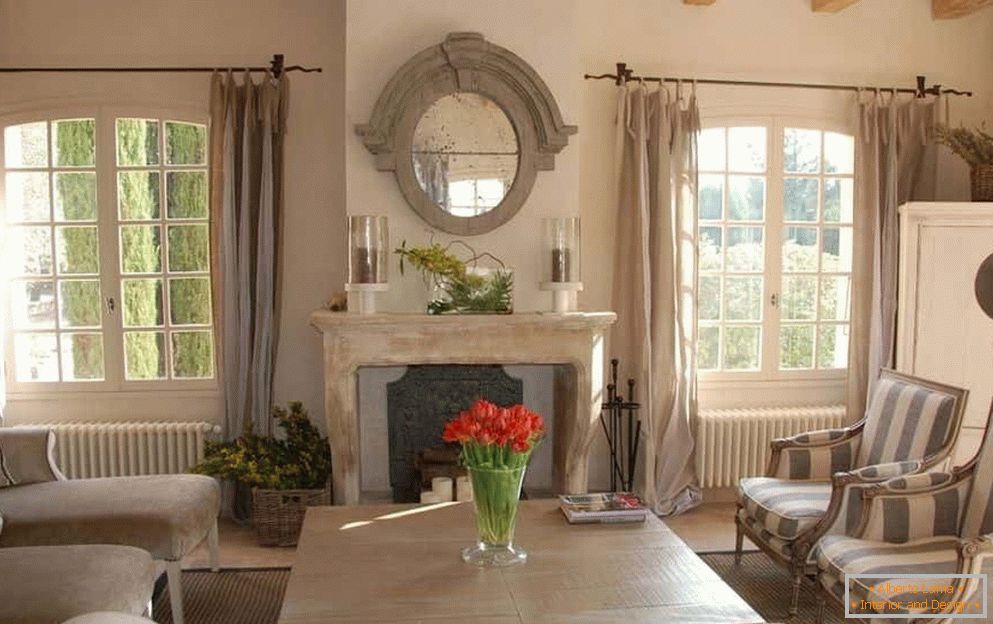 Sala de estar com janelas francesas e lareira