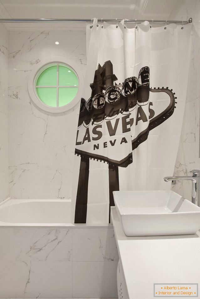 Casa de banho de um apartamento brilhante na Rússia