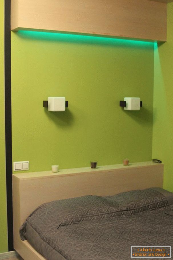 Luz verde acima da cama no quarto