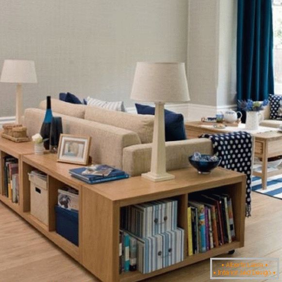 Belo design de sala de estar com prateleiras de piso