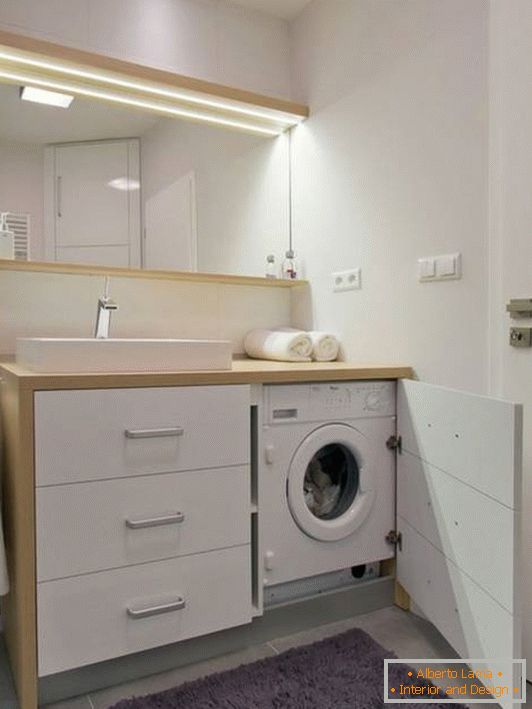 Máquina de lavar roupa escondida no banheiro