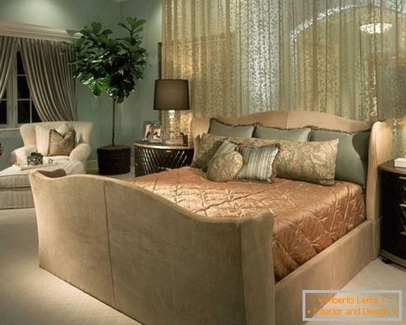 Cortinas transparentes de luxo com um padrão no design do quarto