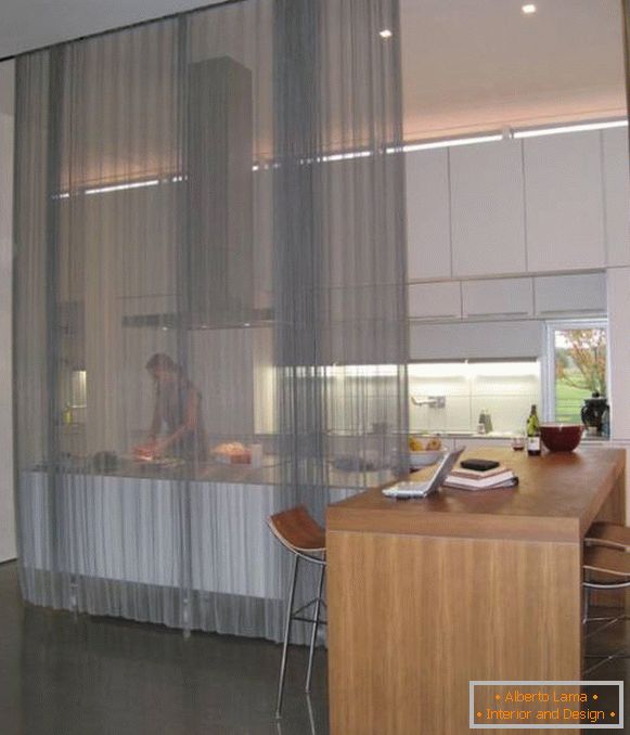 Cortinas transparentes no interior da foto da cozinha