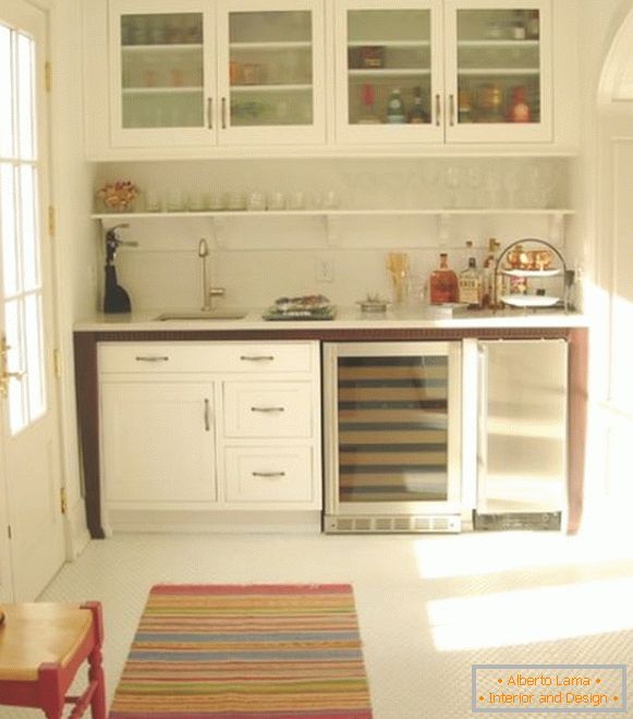 Pequena cozinha na cor branca