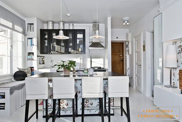 Interior de cozinha em tons branco-cinza