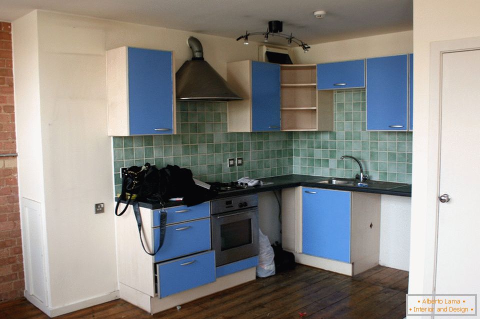 Cozinha de um pequeno apartamento antes da renovação