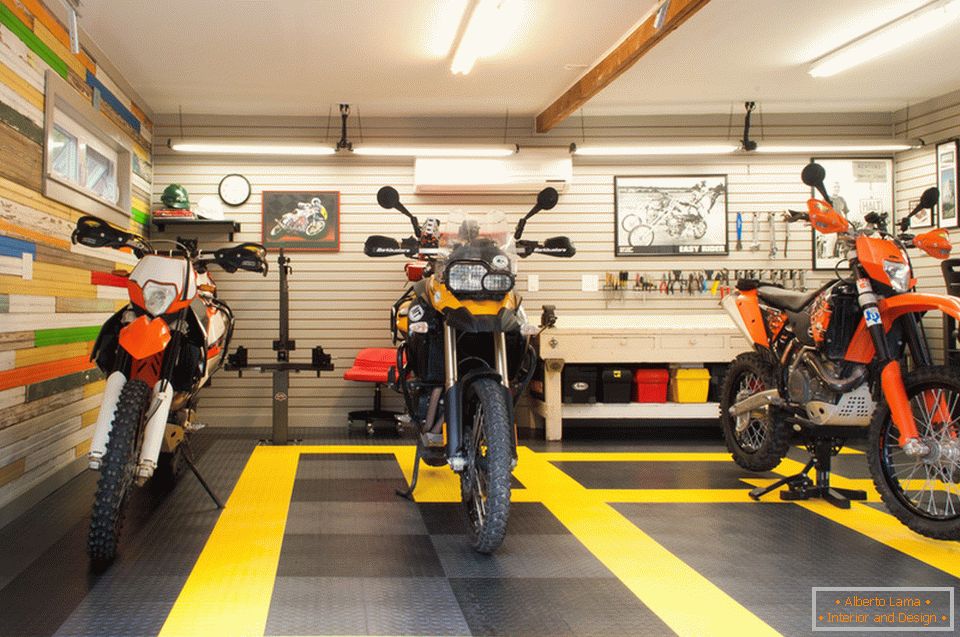 Motocicletas na garagem criativa