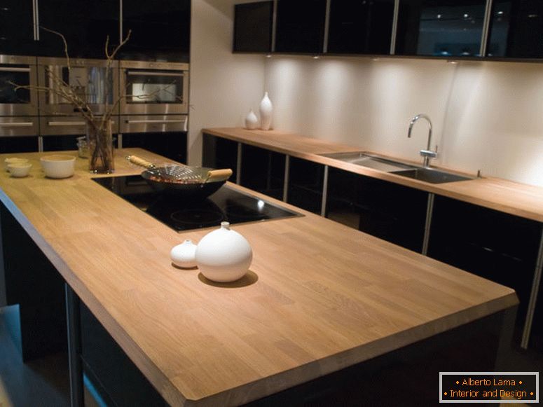 Cozinha moderna de design limpo moderno com elementos de madeira pretos