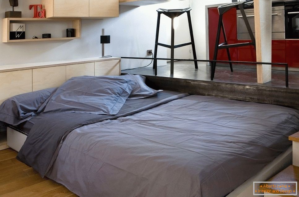Uma cama de casal em um quarto pequeno