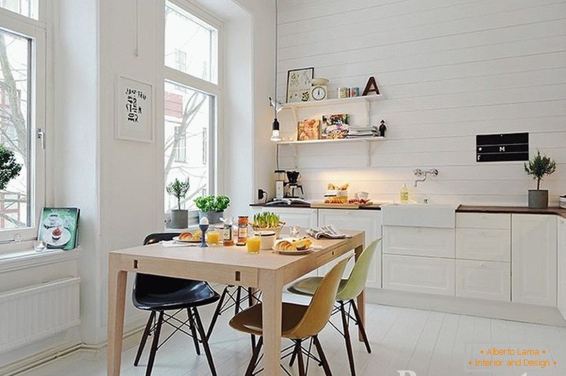 Cozinha com interior branco