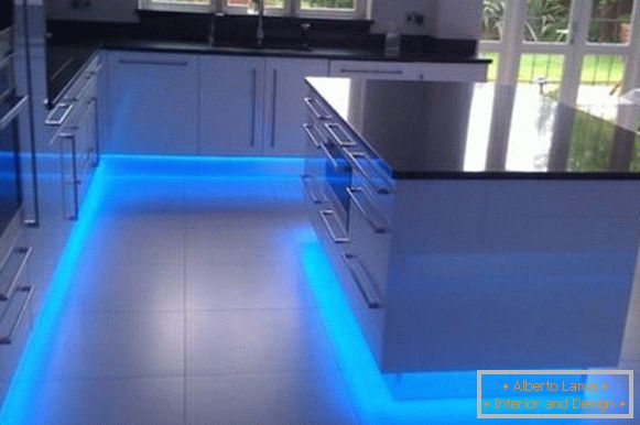 Iluminação de piso LED na cozinha