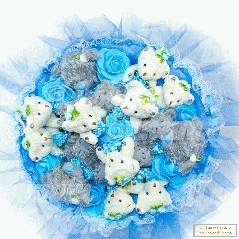 Urso de pelúcia e rosas azuis em um buquê