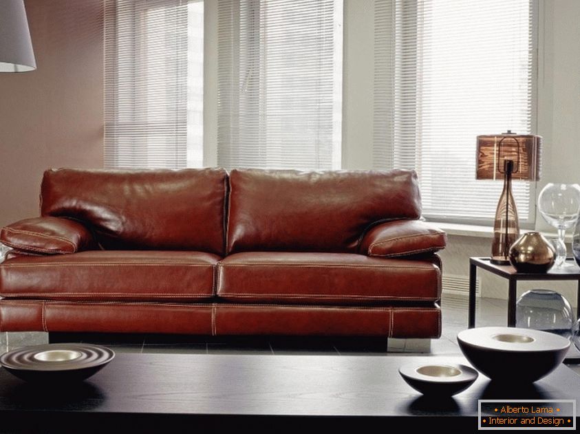 Sofá de couro na sala de estar