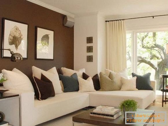 Paredes marrons escuras no desenho da sala de estar com um sofá branco