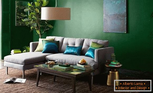 Papel de parede verde escuro para paredes e um sofá de luz