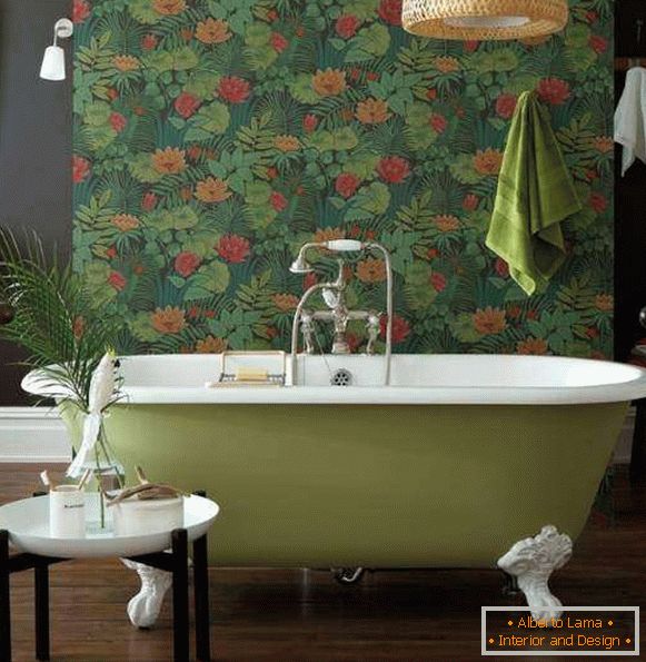 Papel de parede escuro para as paredes no interior do banheiro - fotos em tons de verde