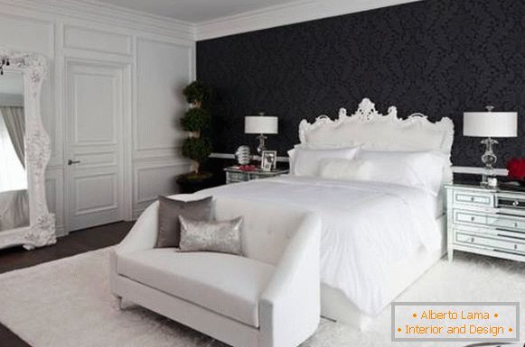 Papel de parede de parede preta no quarto com mobília branca