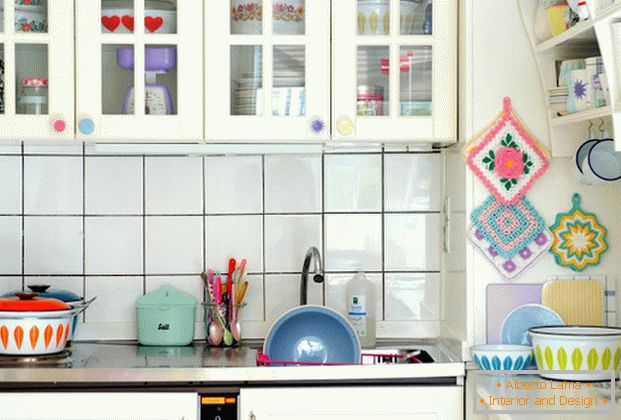 Interior da cozinha em um apartamento feminino