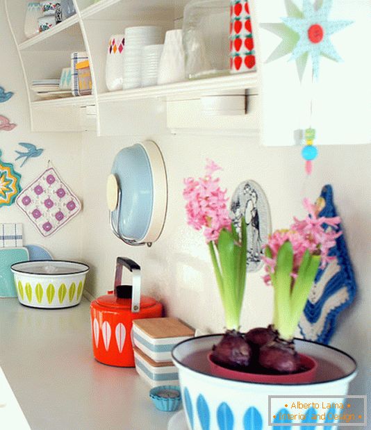 Interior da cozinha em um apartamento feminino