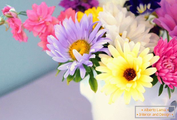 Ramalhete brilhante das flores em um apartamento das mulheres
