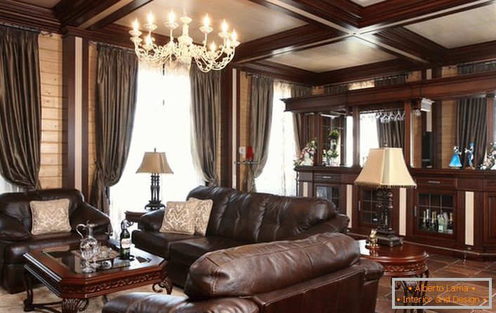 Um elegante quarto com balcão de bar. A atenção atrai uma enorme mobília estofada, esfolada. 