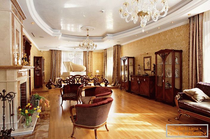 Exemplo de mobiliário devidamente selecionado para a sala de estar no estilo inglês. Linhas suaves, estofos contrastantes e brilhantes, pernas de madeira talhada - características de um estilo inglês nobre.