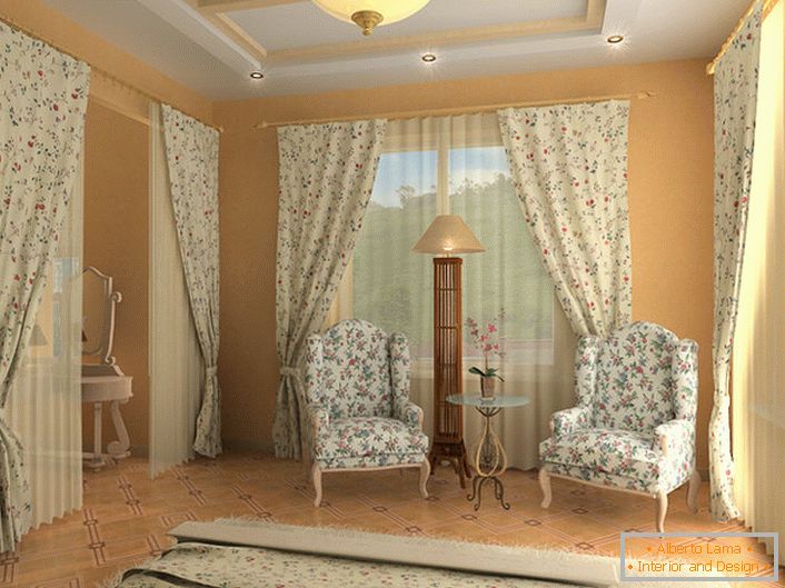Quarto em estilo inglês com um toque incomum. Para o estofamento de móveis, cortinas e colchas, um tecido com um padrão floral despretensioso foi escolhido.