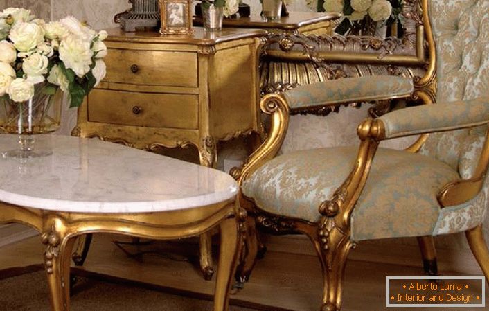 Móveis de madeira com banho de ouro escuro em estilo barroco. Uma excelente solução para a sala de estar na casa de uma jovem senhora.