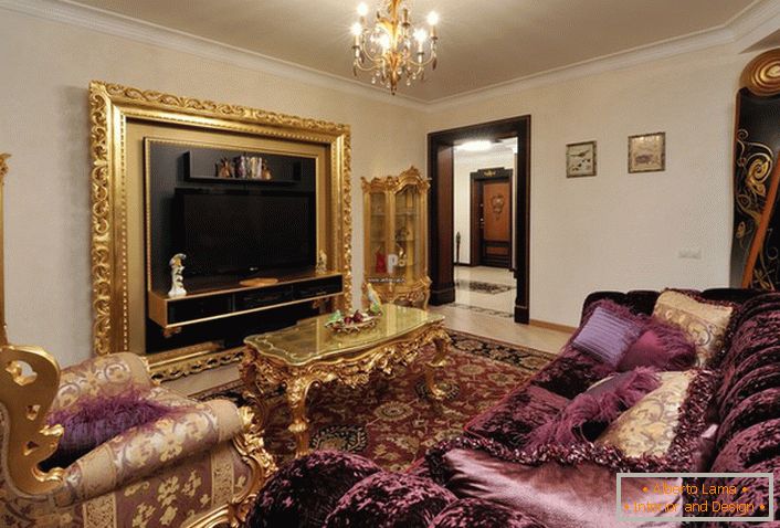O quarto de hóspedes em estilo barroco com mobiliário devidamente selecionado.