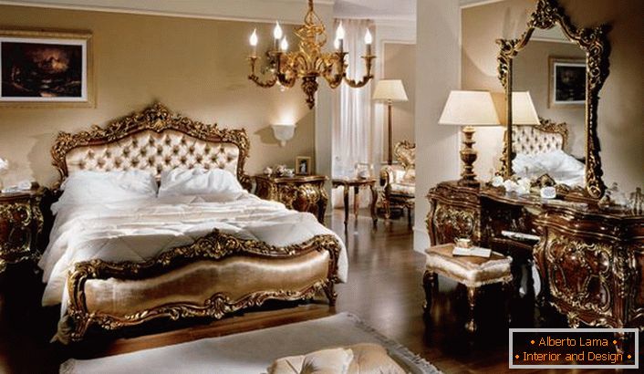 Quarto familiar de luxo em estilo barroco em uma casa de campo. Uma característica clara característica de cada peça de mobiliário na sala é a sua leveza e solenidade.