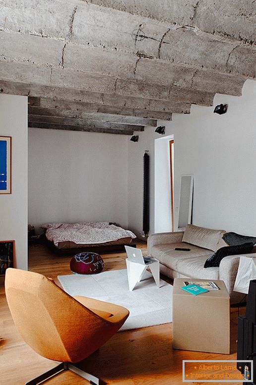 Interior de uma sala de um pequeno apartamento na Eslováquia
