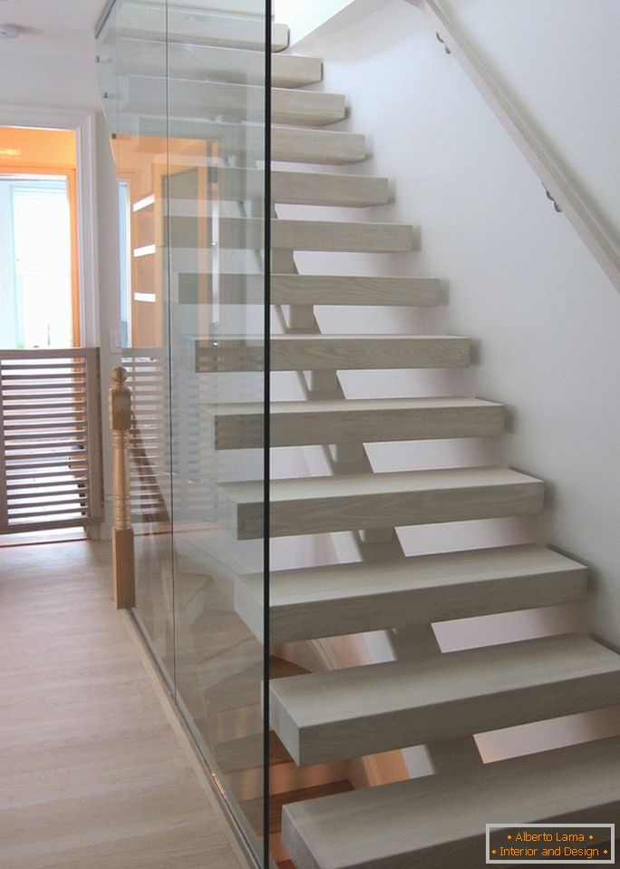 Escada branca para o segundo nível