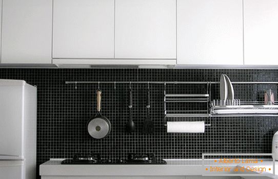 Construção metálica com ganchos para utensílios de cozinha