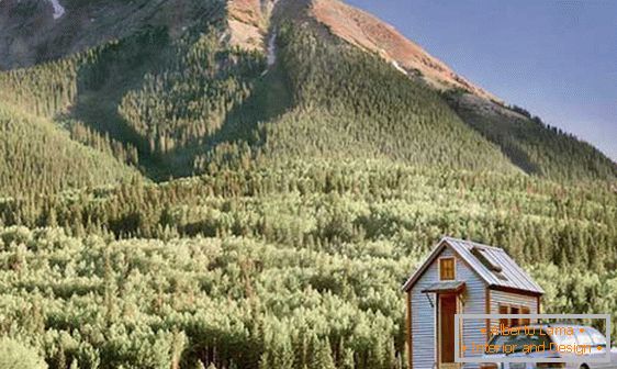 Micro-casa no sopé da montanha