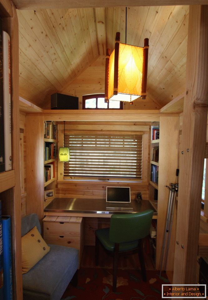Interior de uma pequena casa de madeira