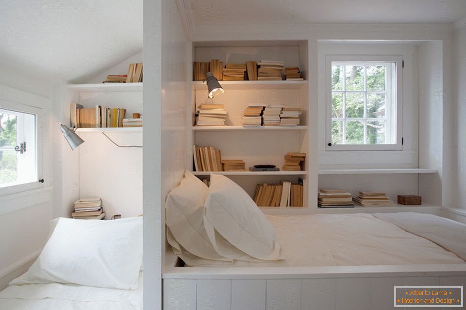 Abra as prateleiras de livros na cama