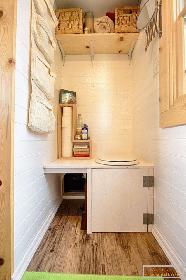 Uma casa de banho de uma pequena cabana de madeira