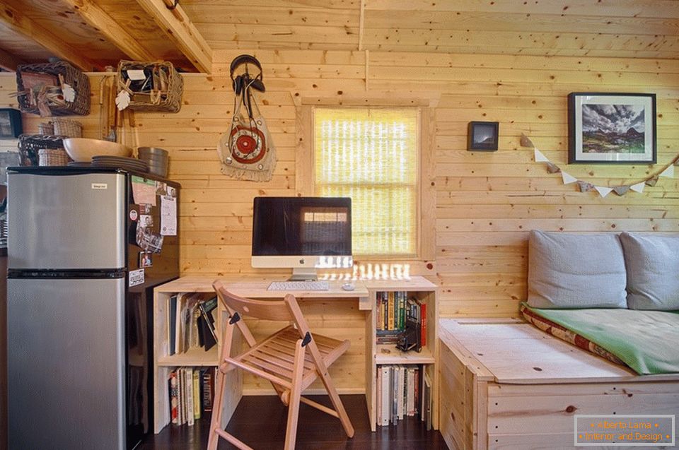 Área de trabalho de uma pequena cabana de madeira
