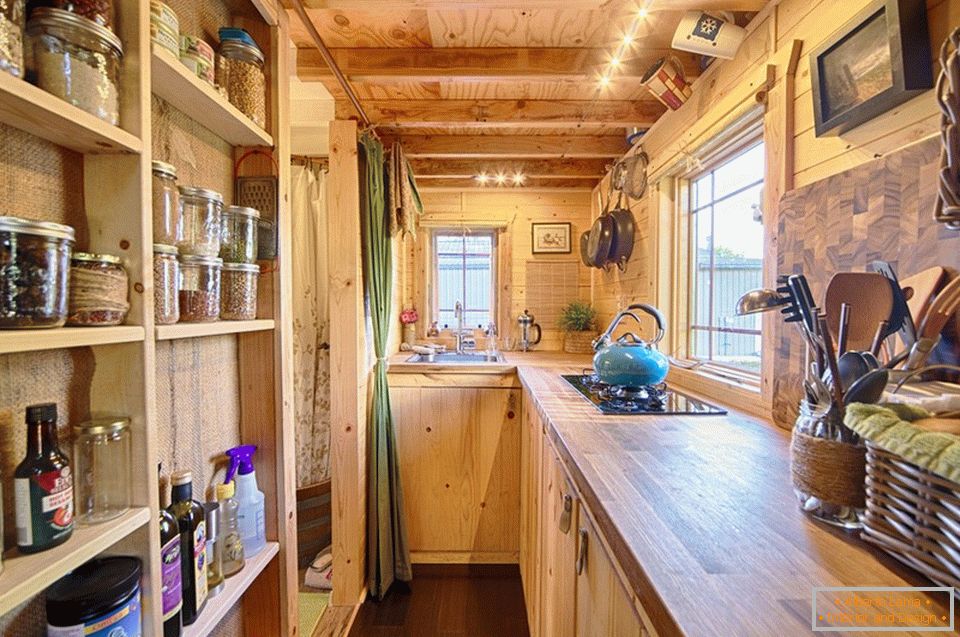 Cozinha de uma pequena cabana de madeira