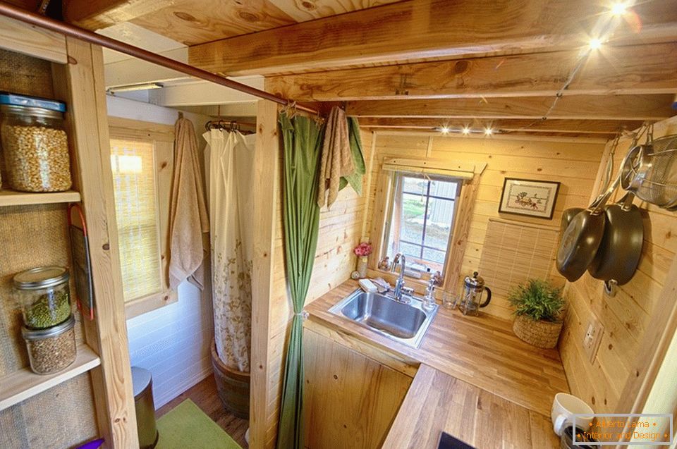 Cozinha de uma pequena cabana de madeira