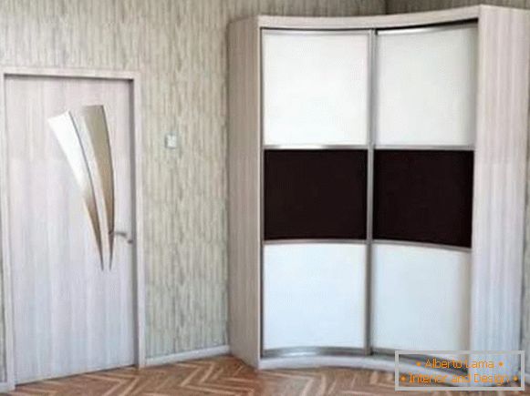 Compartimento de guarda-roupa de canto no quarto com duas portas de raio